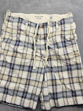 Abercrombie & Fitch Men's Plaid Cargo Shorts - Cream, Blue & Tan